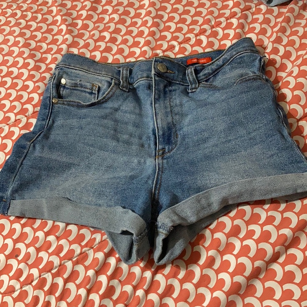 The Iconic mom-shorts